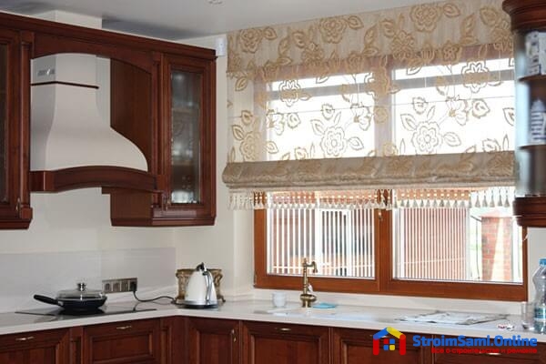 На фото: римские шторы для кухни