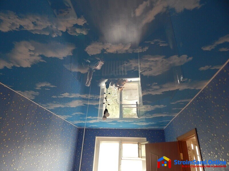 На фото: натяжной потолок в спальне