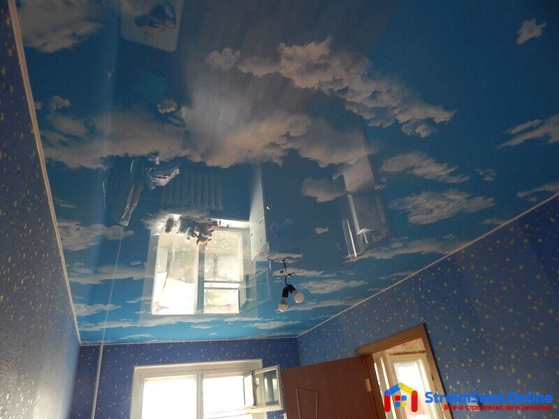 На фото: натяжной потолок в спальне