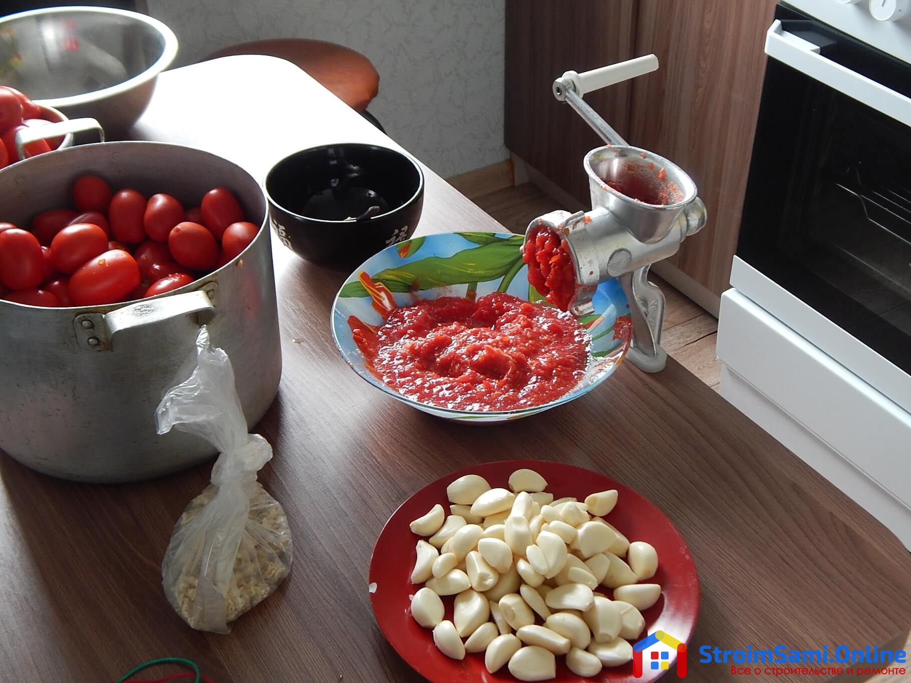 На фото: переработка помидор с чесноком для приготовления хреновины