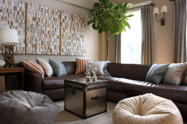 Кожаный диван в интерьере гостиной (фото)