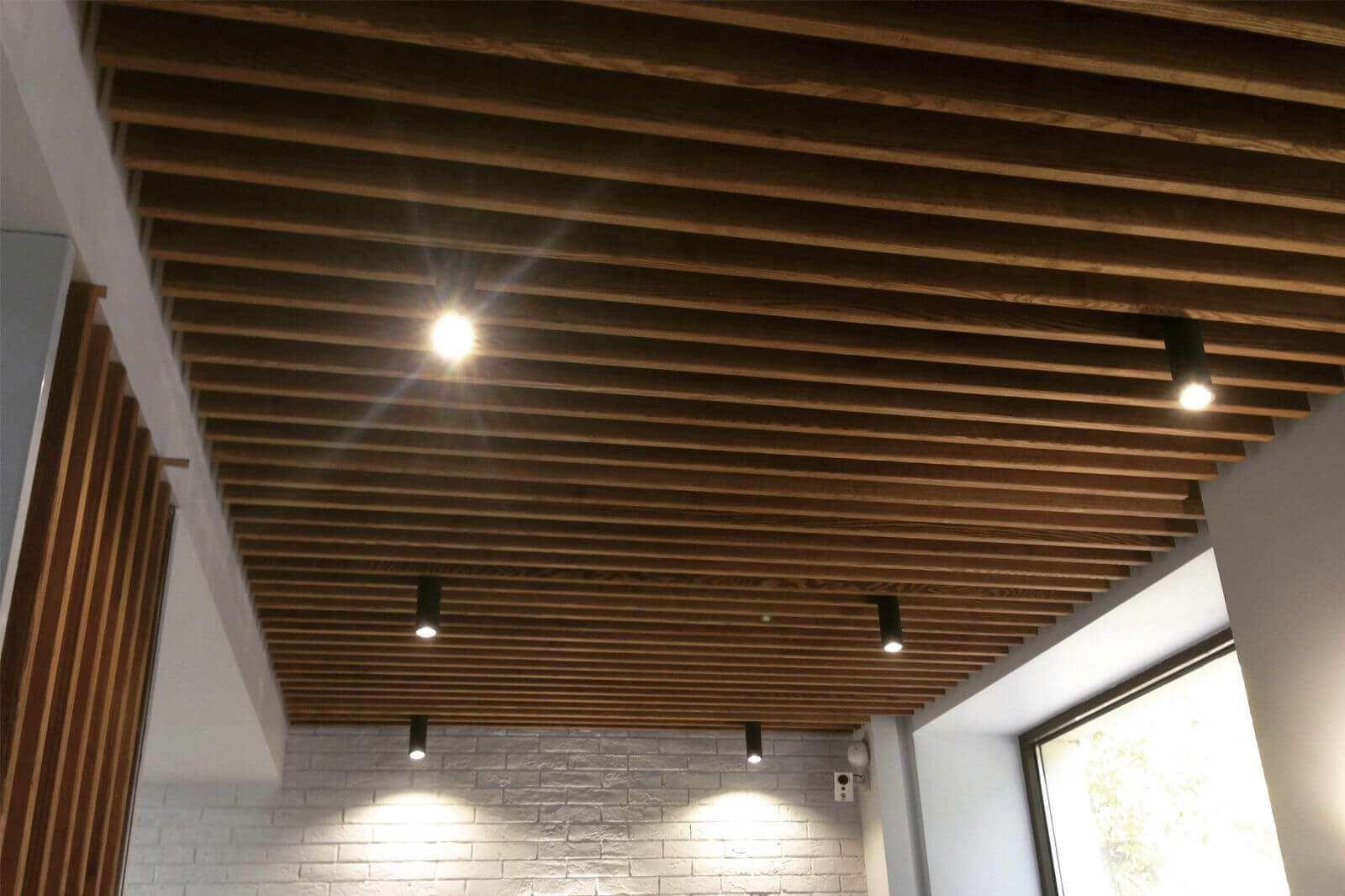 Реечный подвесной деревянный потолок