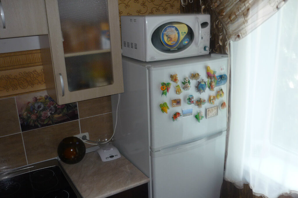 Можно ли ставить микроволновку на холодильник