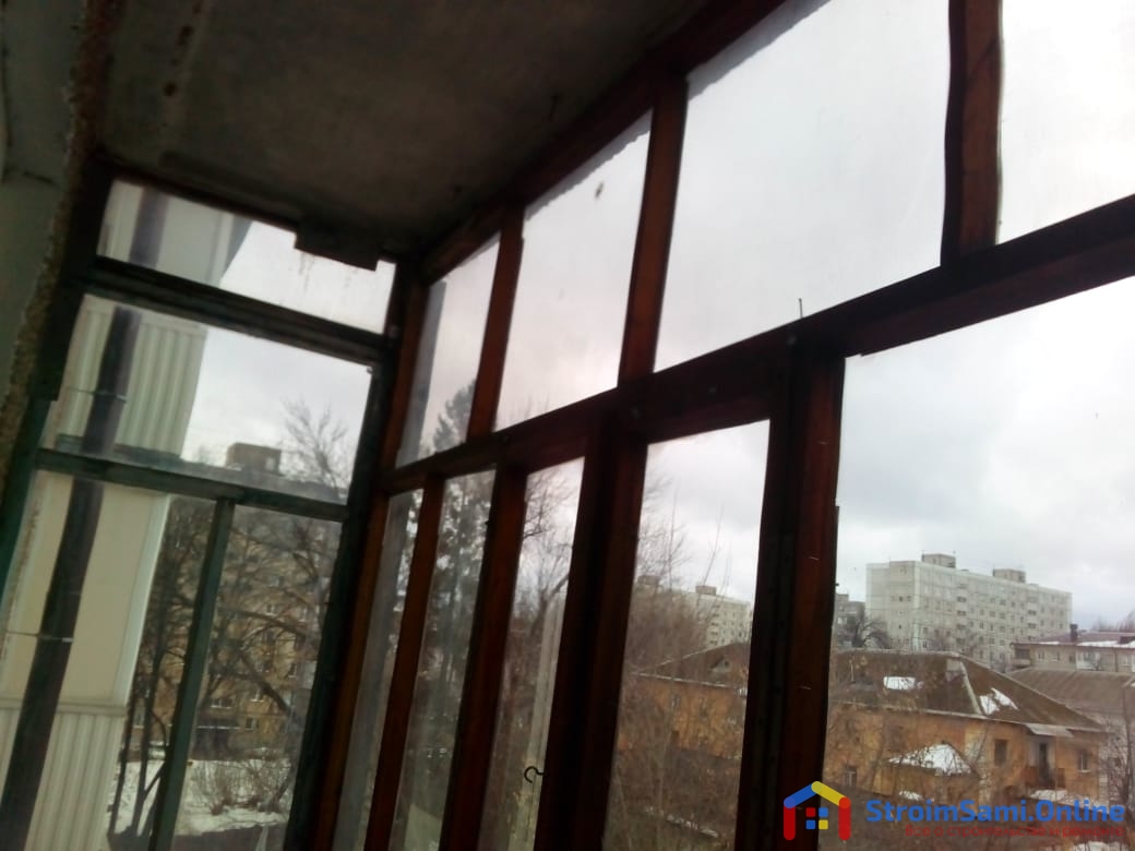 Фото 10: старые оконные рамы на балконе с левой стороны
