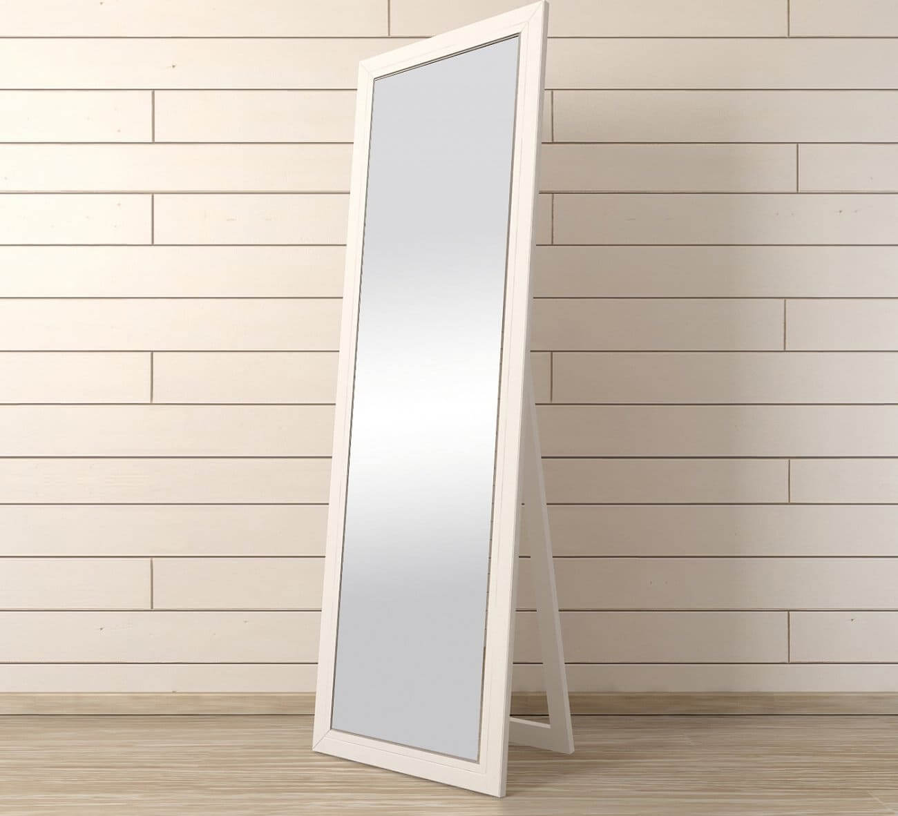 На фото: зеркало в интерьере комнаты