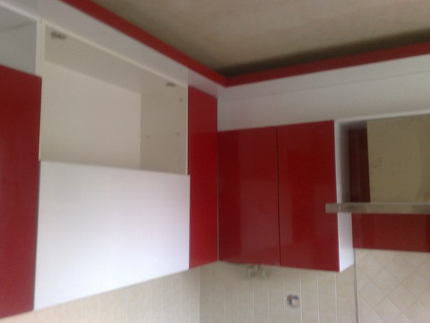 На фото: верхние шкафы кухонного гарнитура