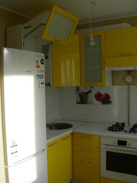 На фото: маленькая кухня с холодильником