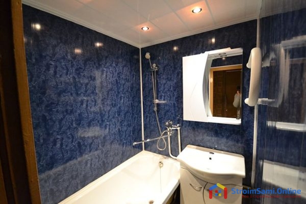 На фото: отделка стен в ванной панелями ПВХ