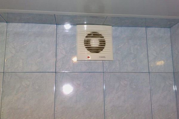На фото: вентиляция в ванной