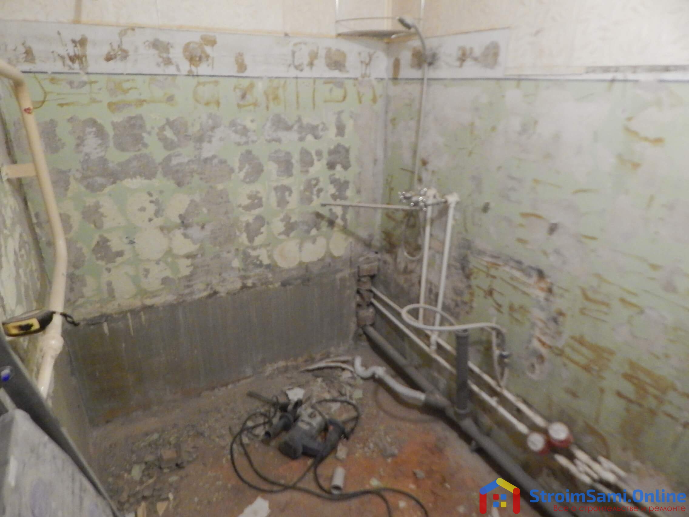 На фото: демонтажные работы в ванной