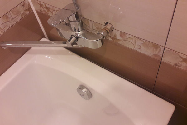 На фото: щель между ванной и стеной