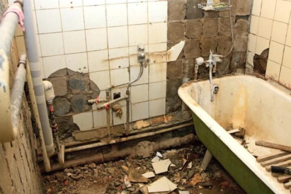 На фото: демонтаж в ванной комнате