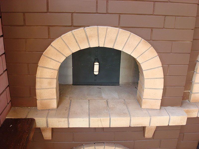 На фото: арка в печи из шамотного кирпича