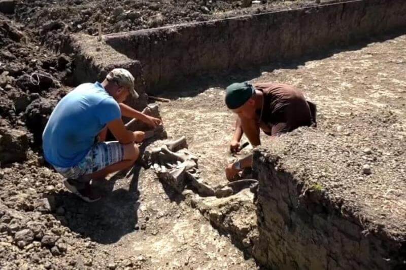 В Краснодарском крае археологи обнаружили два семейных погребения