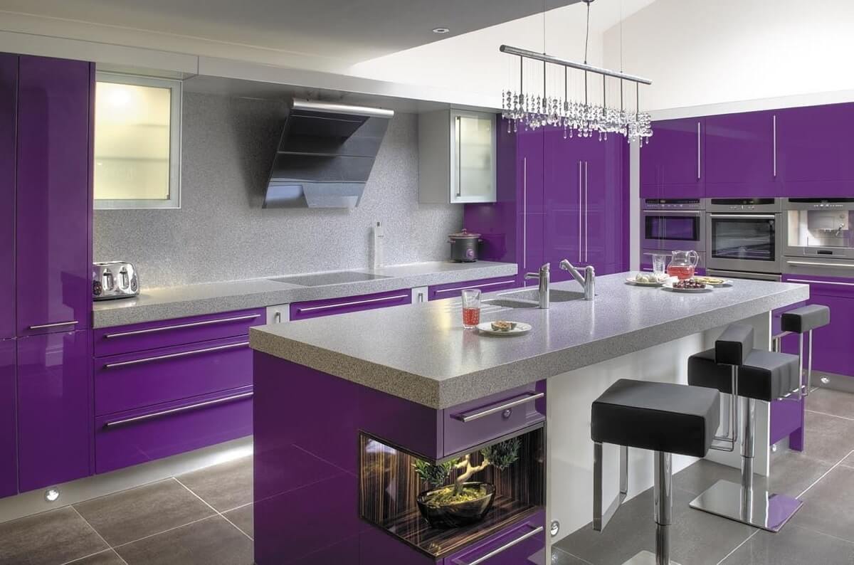 На фото: кухня в фиолетовых тонах