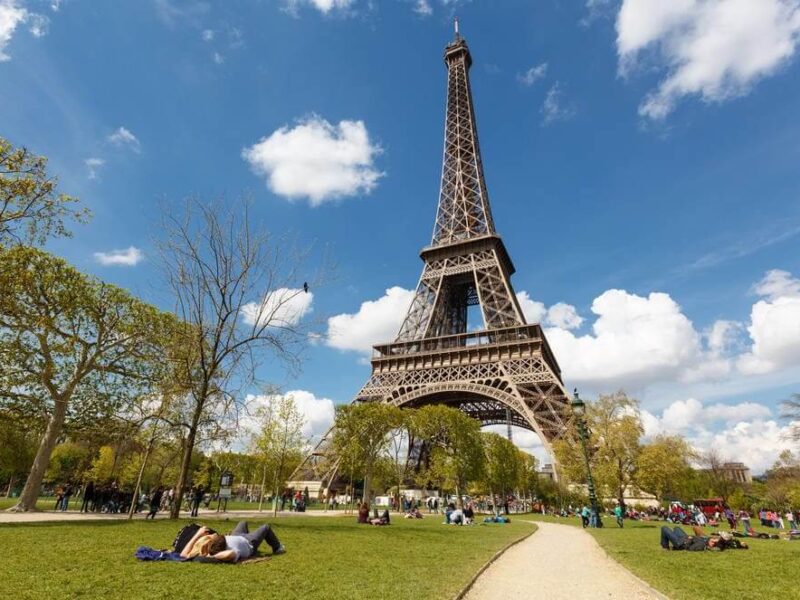 На фото: Эйфелева башня в Париже
