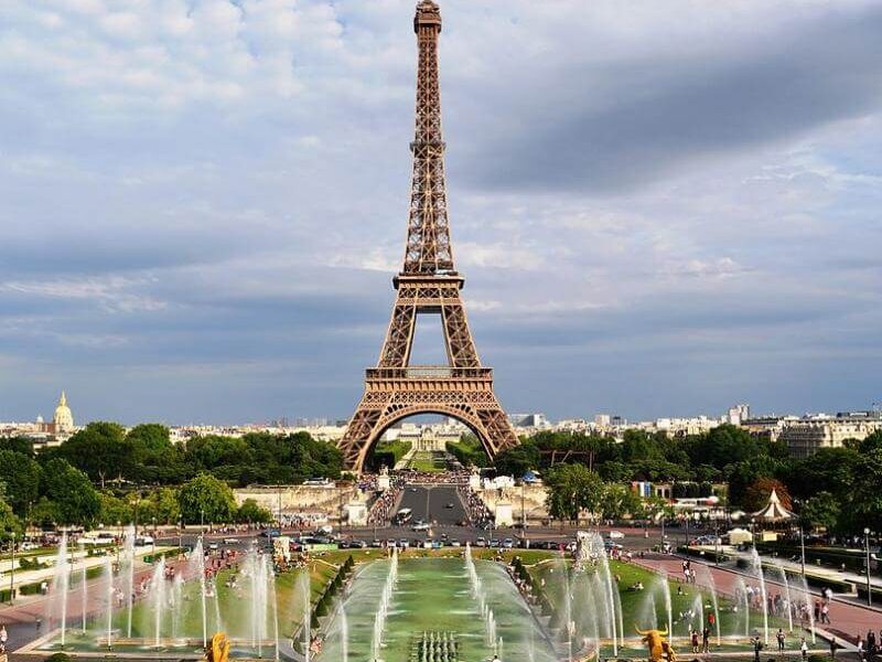 На фото: Эйфелева башня в Париже