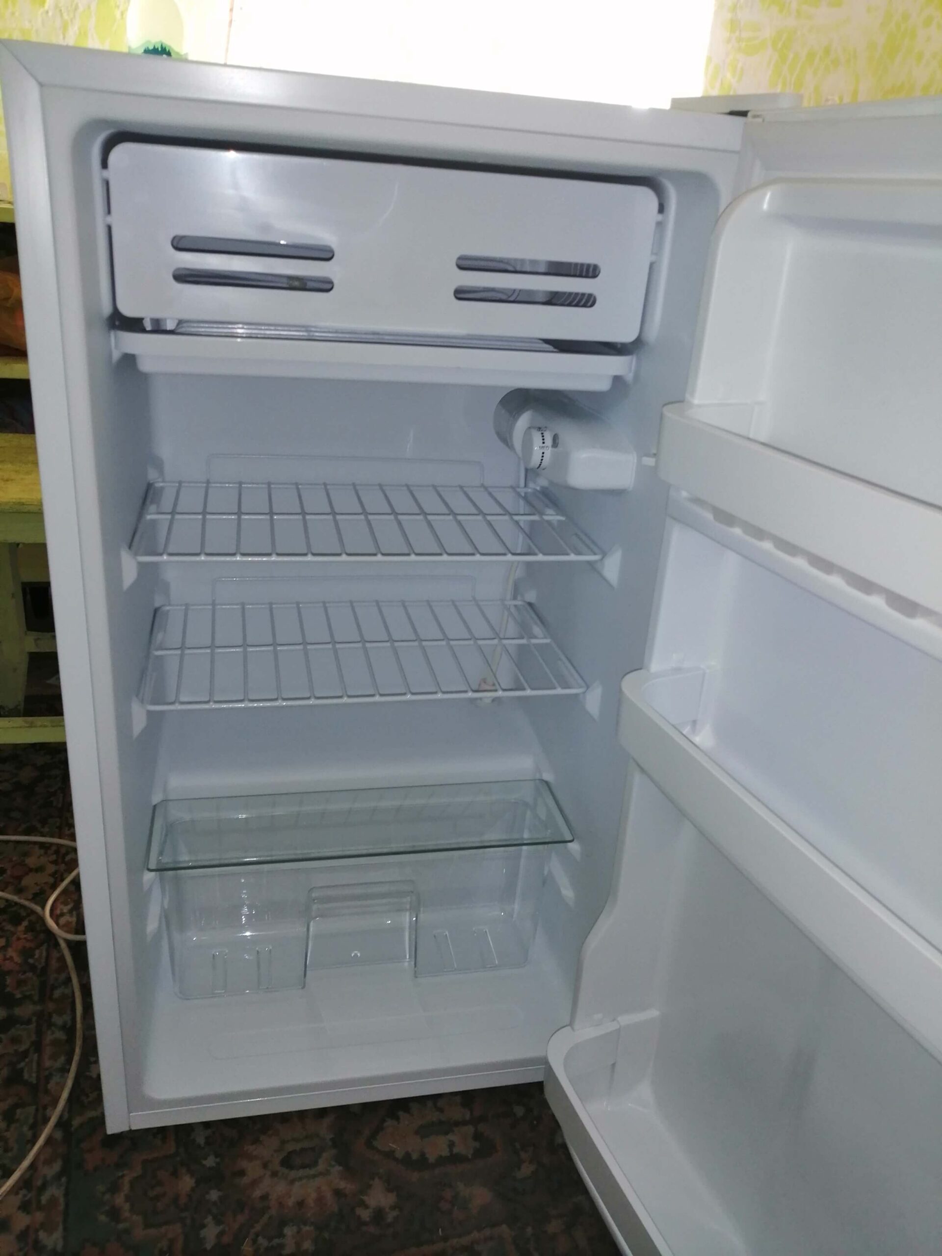 На фото: холодильник DEXP модель RF-SD090MA/W