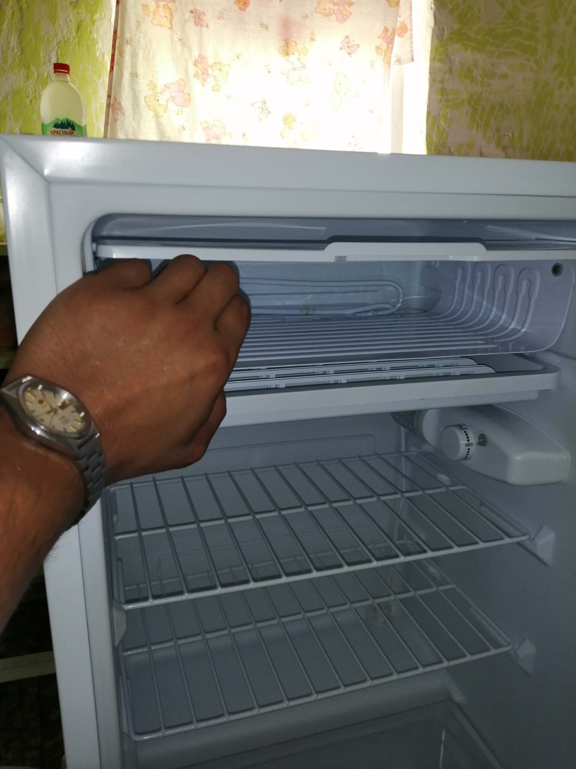 На фото: холодильник DEXP модель RF-SD090MA/W