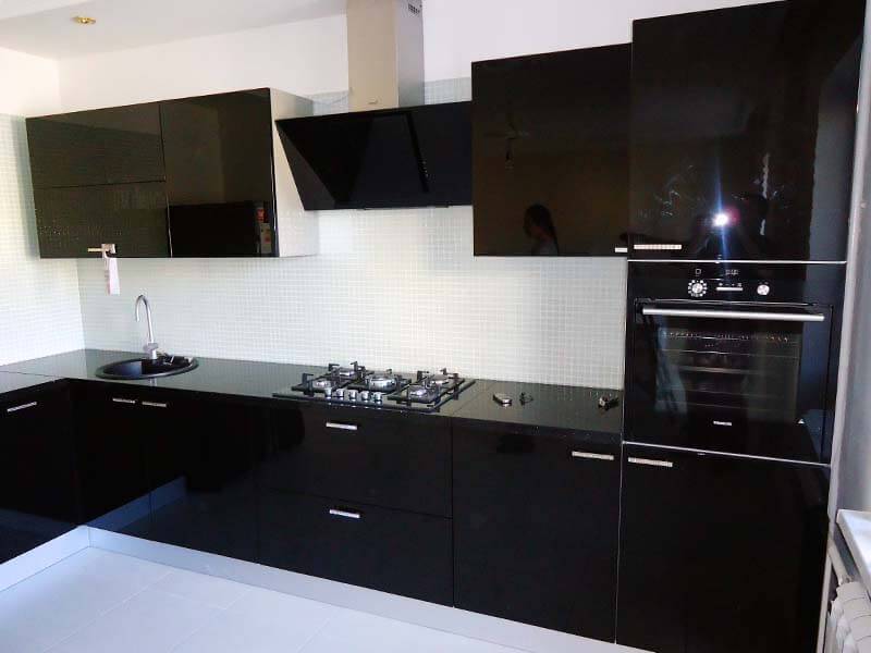 На фото: кухонный гарнитур черного цвета