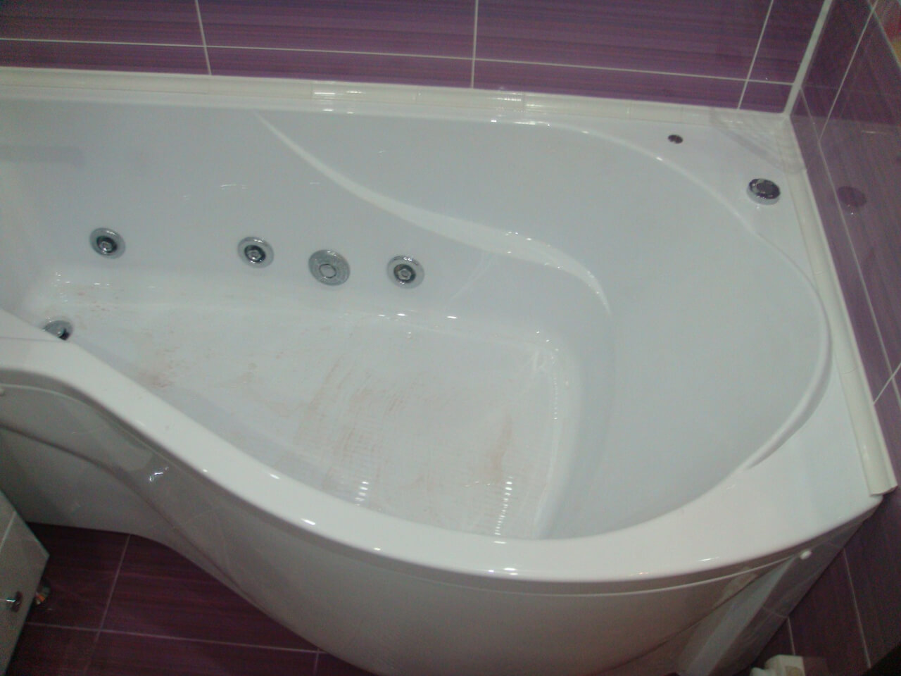 На фото: новая ванна с гидромассажем