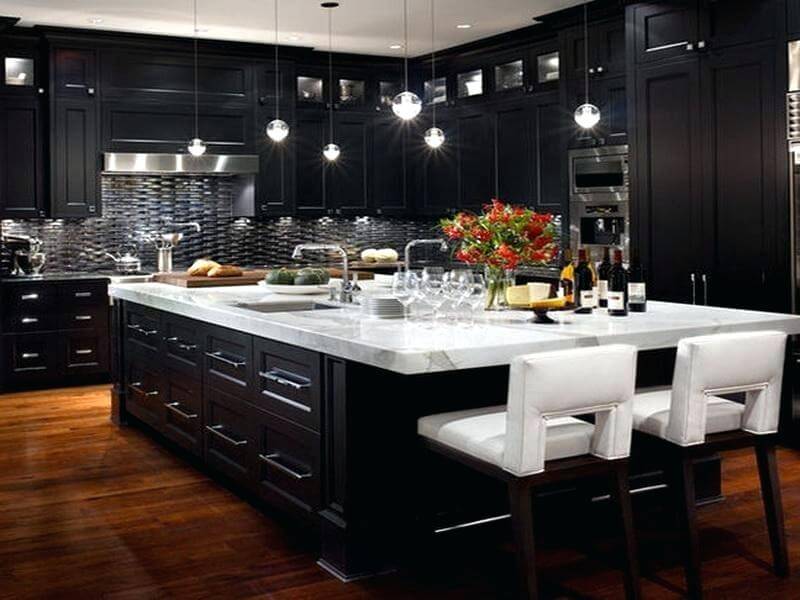 На фото: кухонный гарнитур черного цвета