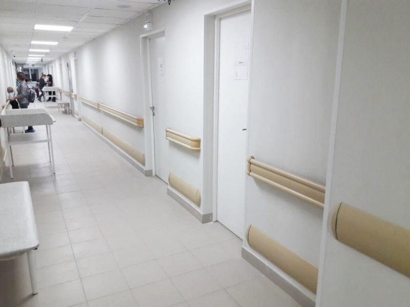 Отбойная доска для стен в медицинских учреждениях: фото в интерьере