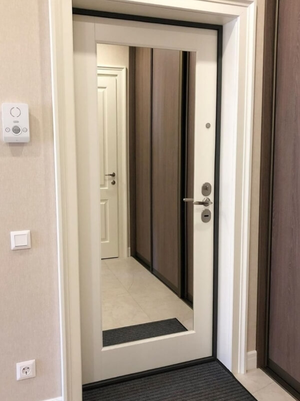 Входные двери с зеркалом: фото в интерьере квартиры