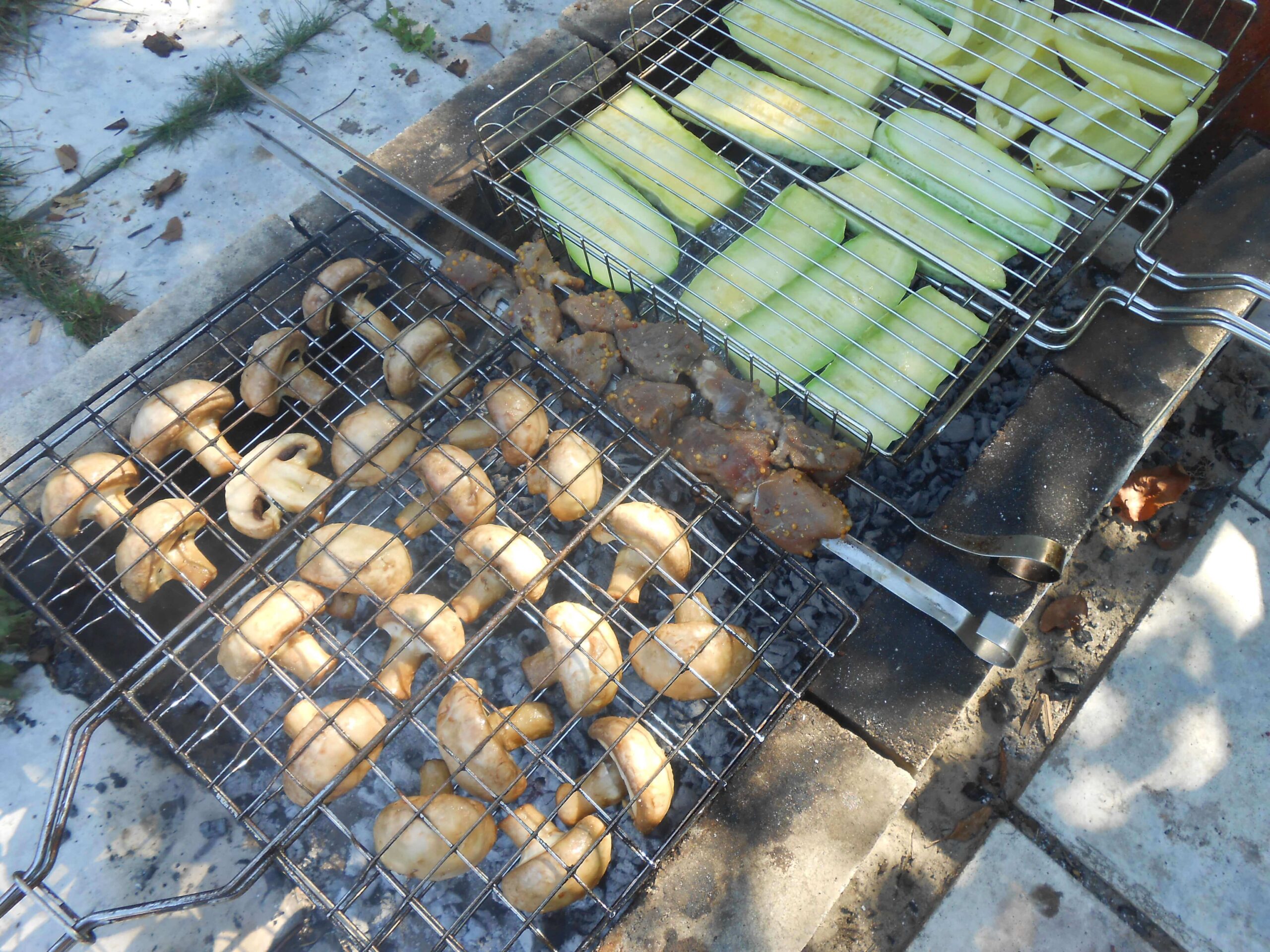 На фото: мясо и овощи на решетке гриль