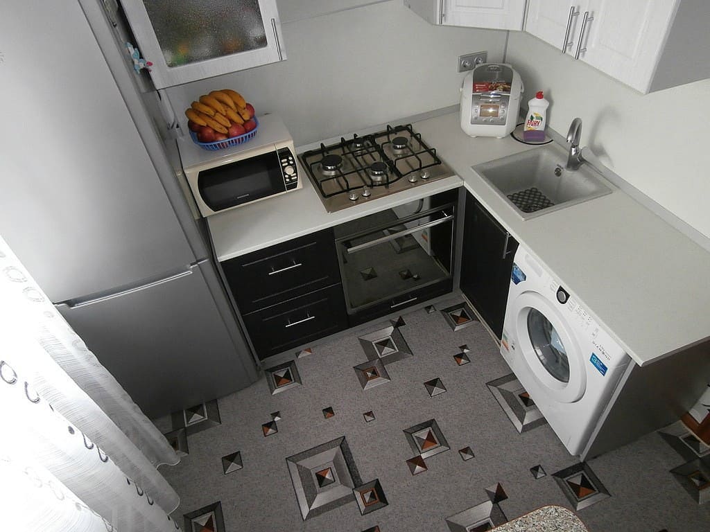 Дизайн кухни 5 м² с холодильником: реальные фото в интерьере