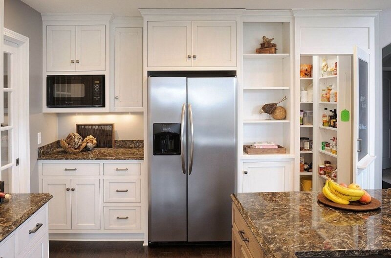 На фото: холодильник Side by Side в интерьере кухни