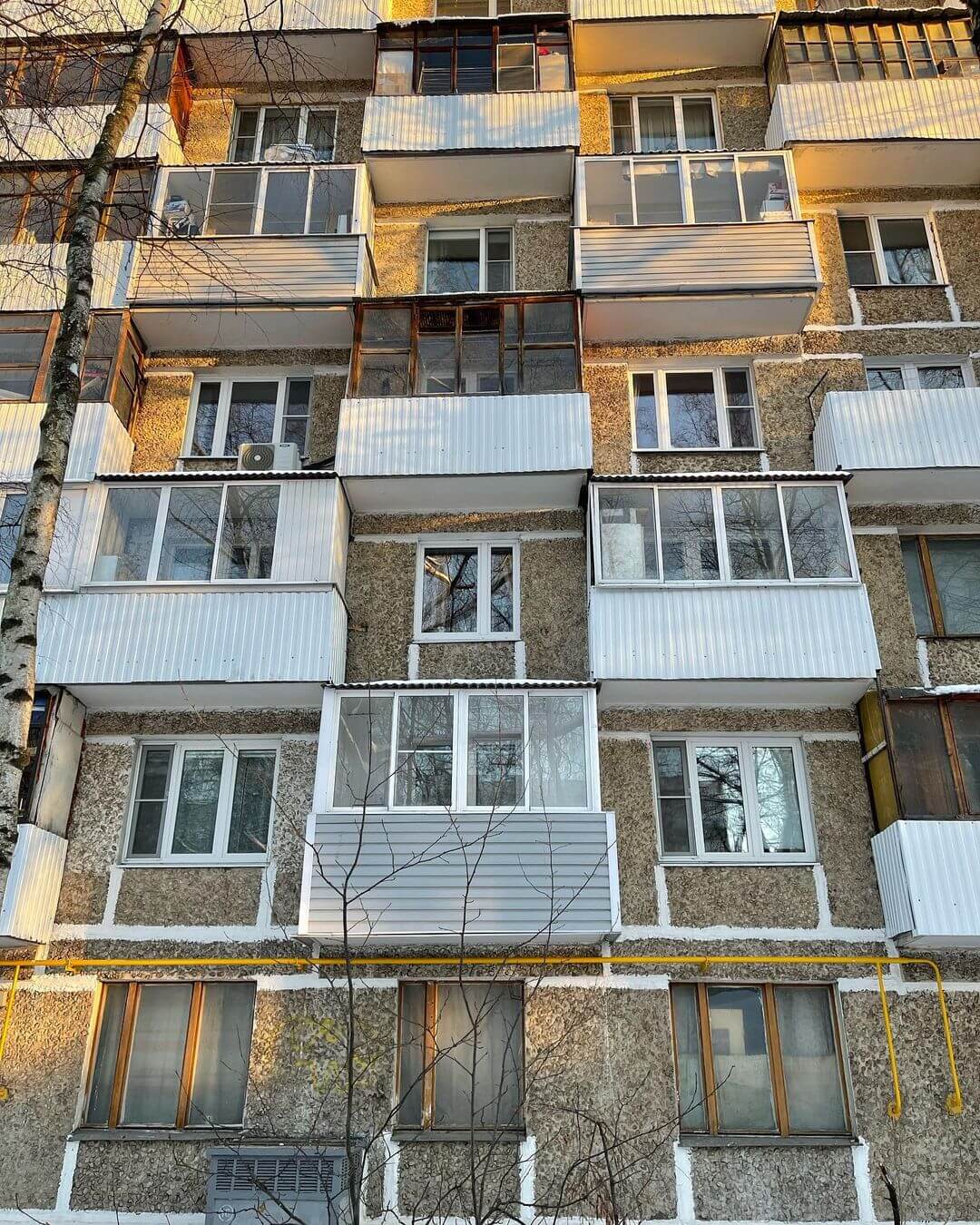 На фото: фасад многоквартирного дома с застекленными балконами