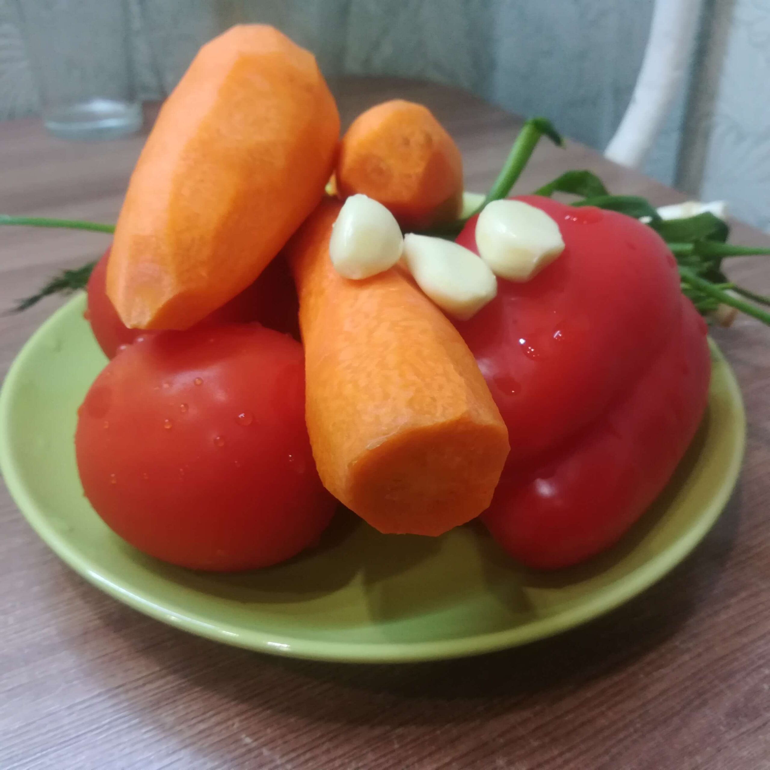На фото: овощи на тарелке